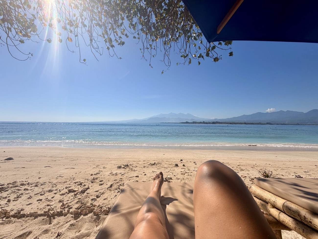 Blick vom Liegestuhl auf das Meer und Lombok