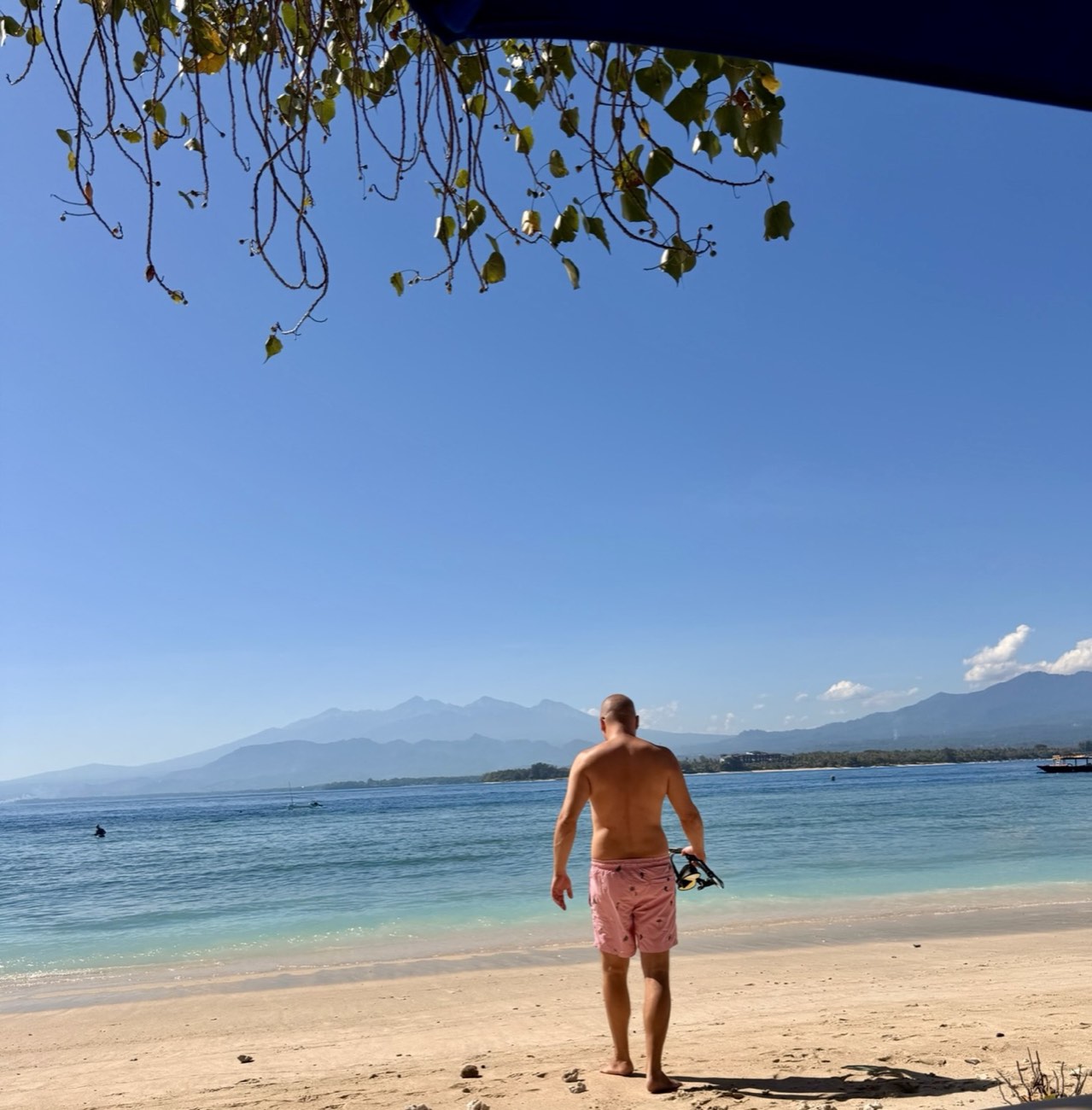 Mit Schnorchelausrüstung am Strand von Gili Air