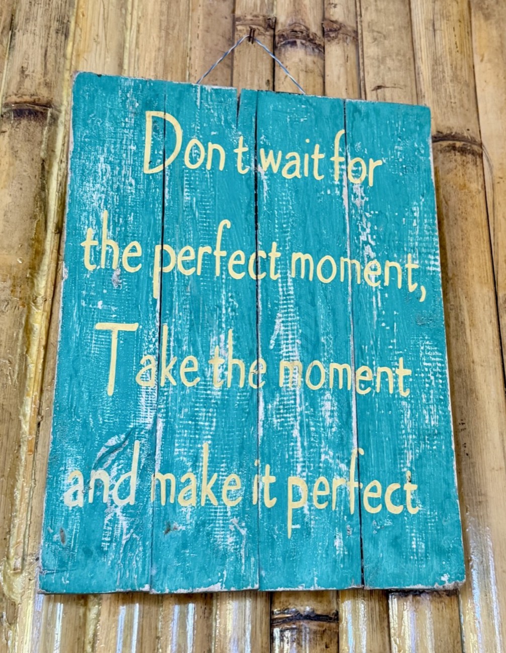 Handgemaltes Holzschild: Don't wait for the perfect moment, take the moment and make it perfect