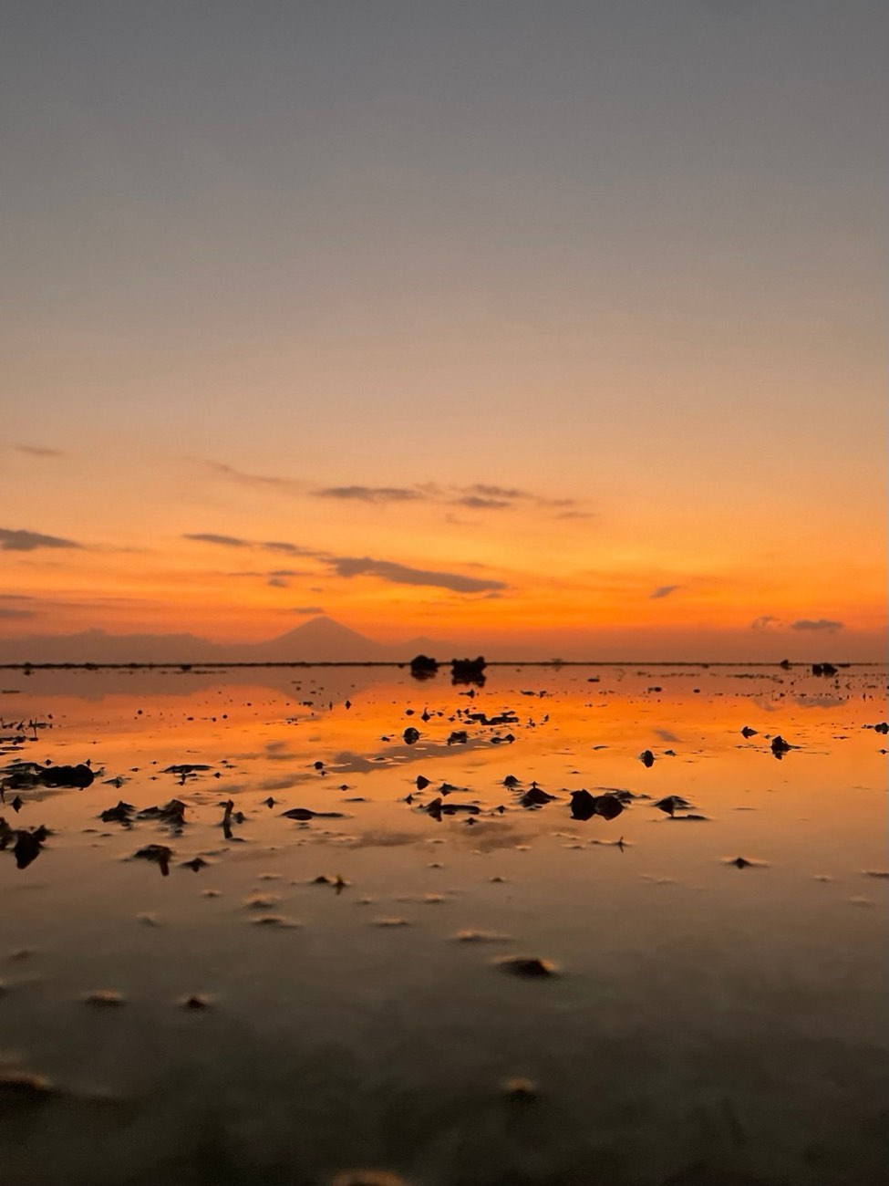 Sonnenuntergang bei Gili Air mit Vulkan Agung am Horizont