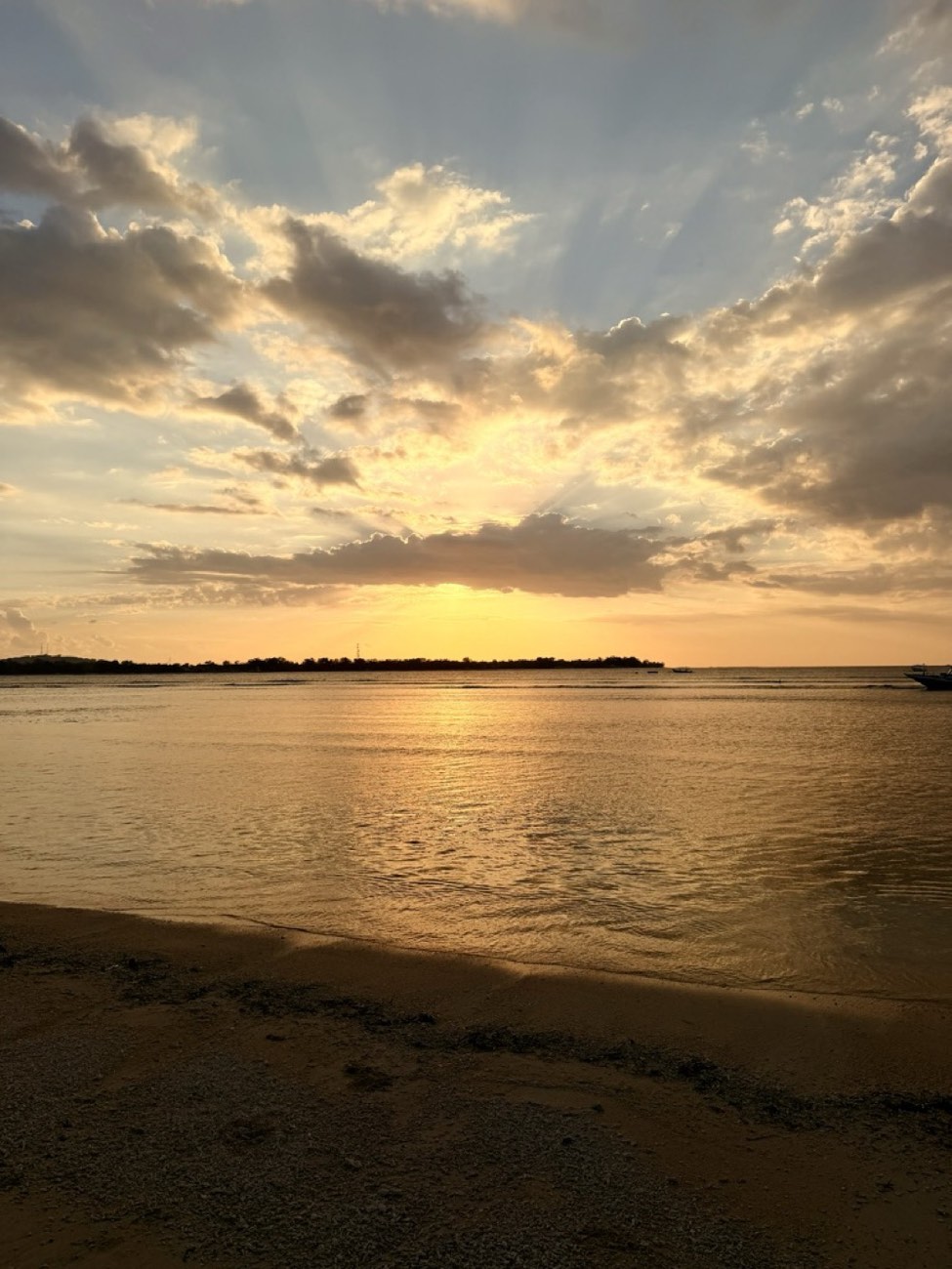 Boot vor Gili Air in der Abenddämmerung