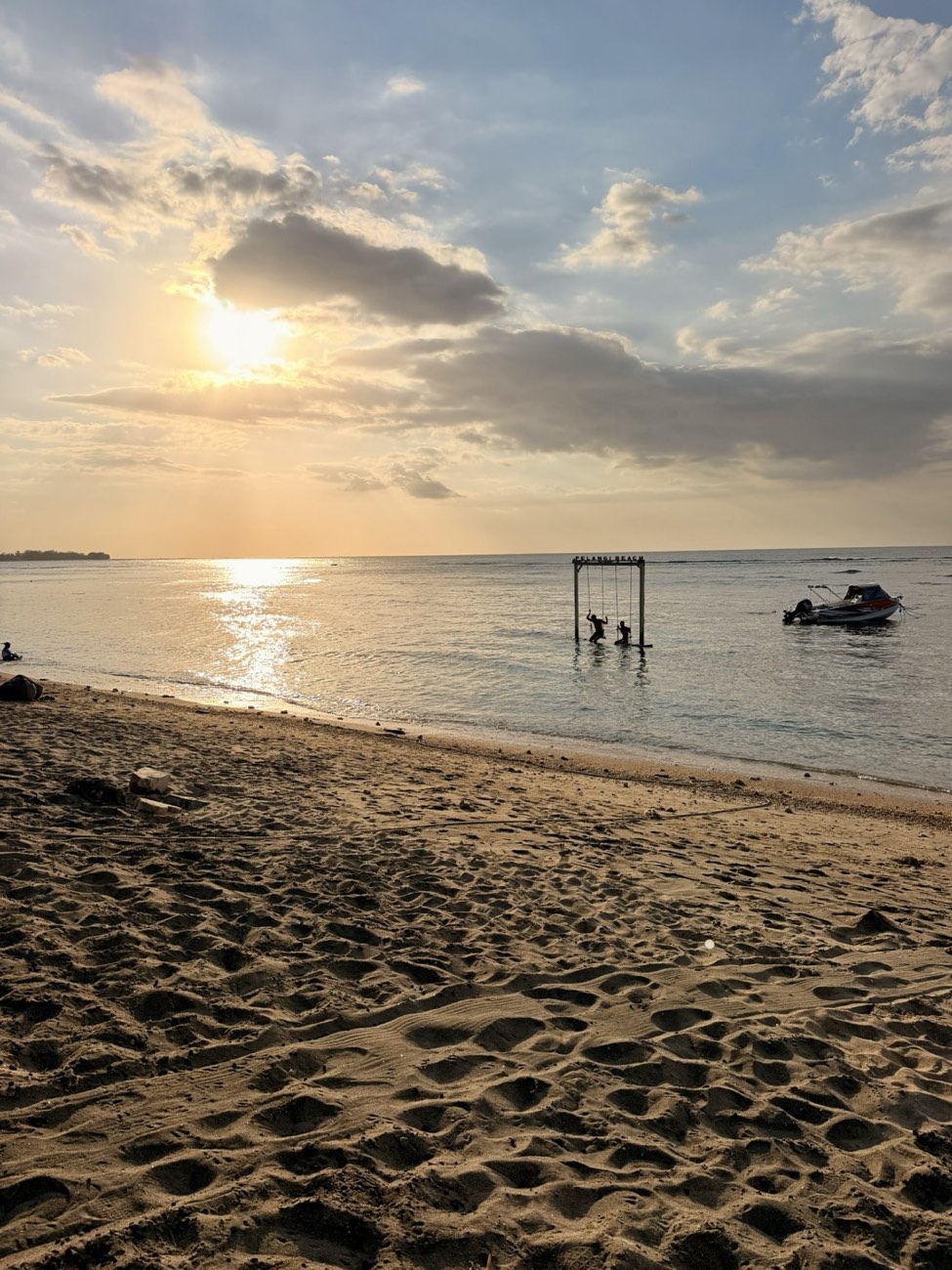 Schaukel im Wasser vor Gili Air bei Sonnenuntergang