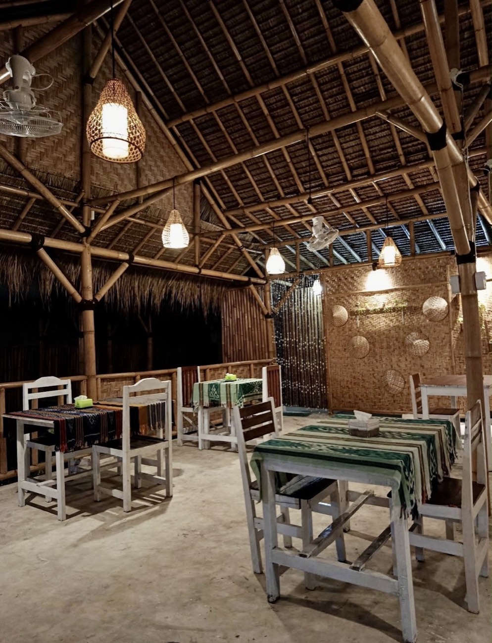 Einfach eingerichtetes Restaurant-Interieur auf Gili Air